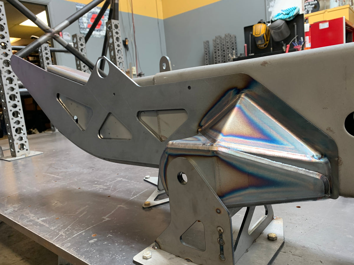 FRAME RAILS WITH INTEGRATED 4-LINK PIVOTS — Kibbetech